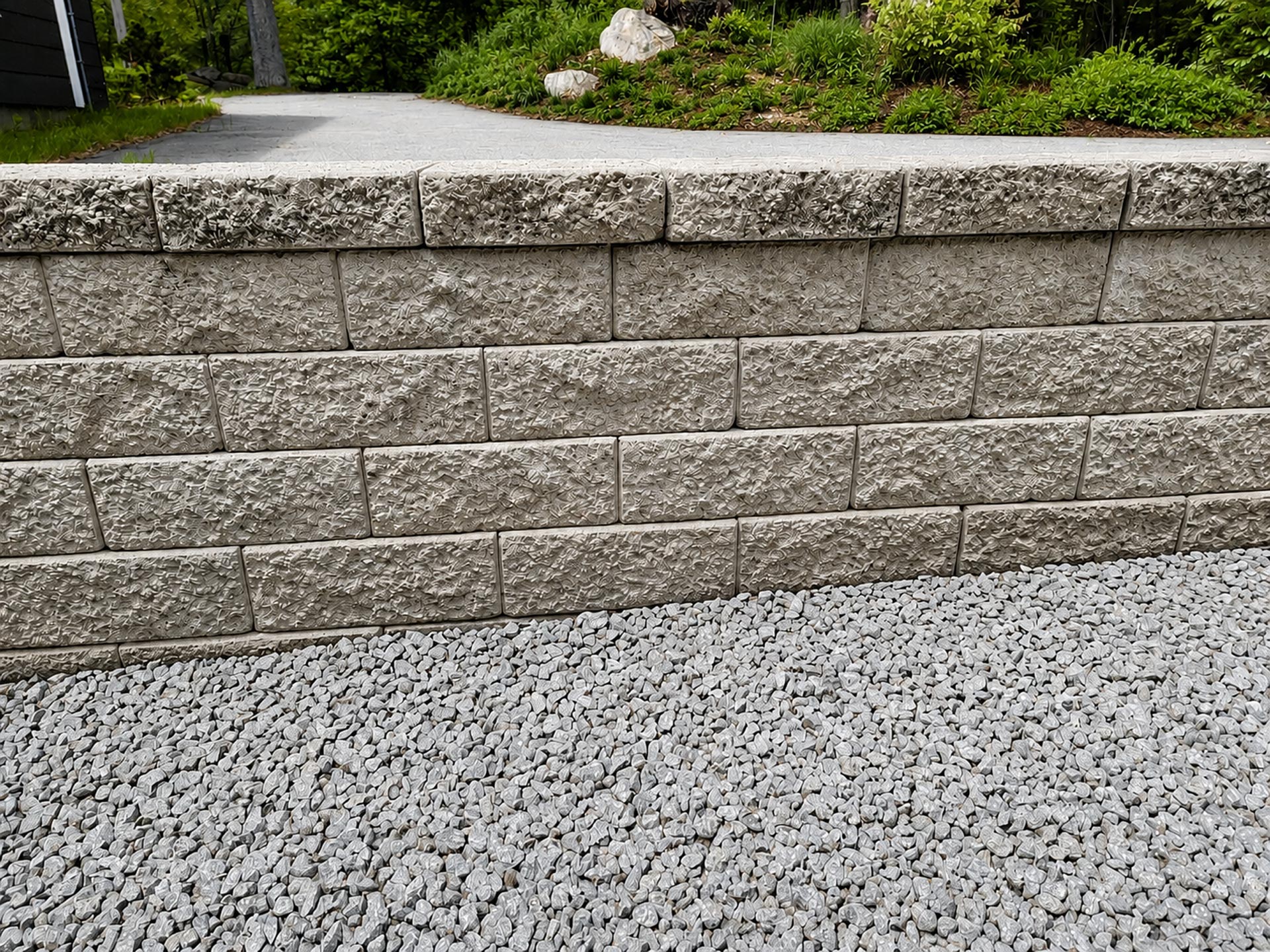 Clean retaining wall and gravel landscape area